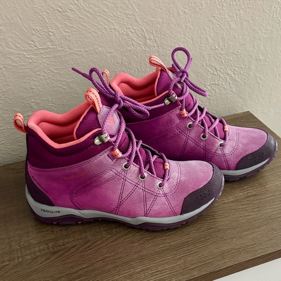 Columbia Women’s Hiking Waterproof Lace Up Boots Winter Size 6.5 Ombre Purple